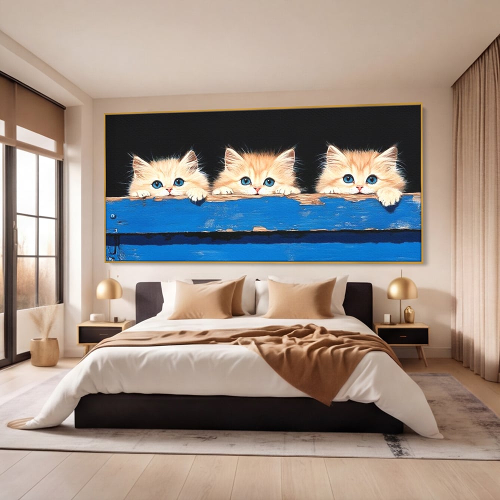 Tablou canvas cu ilustratie digitala cu trei pisicute, in rama de aluminiu auriu, pe perete intr-un dormitor